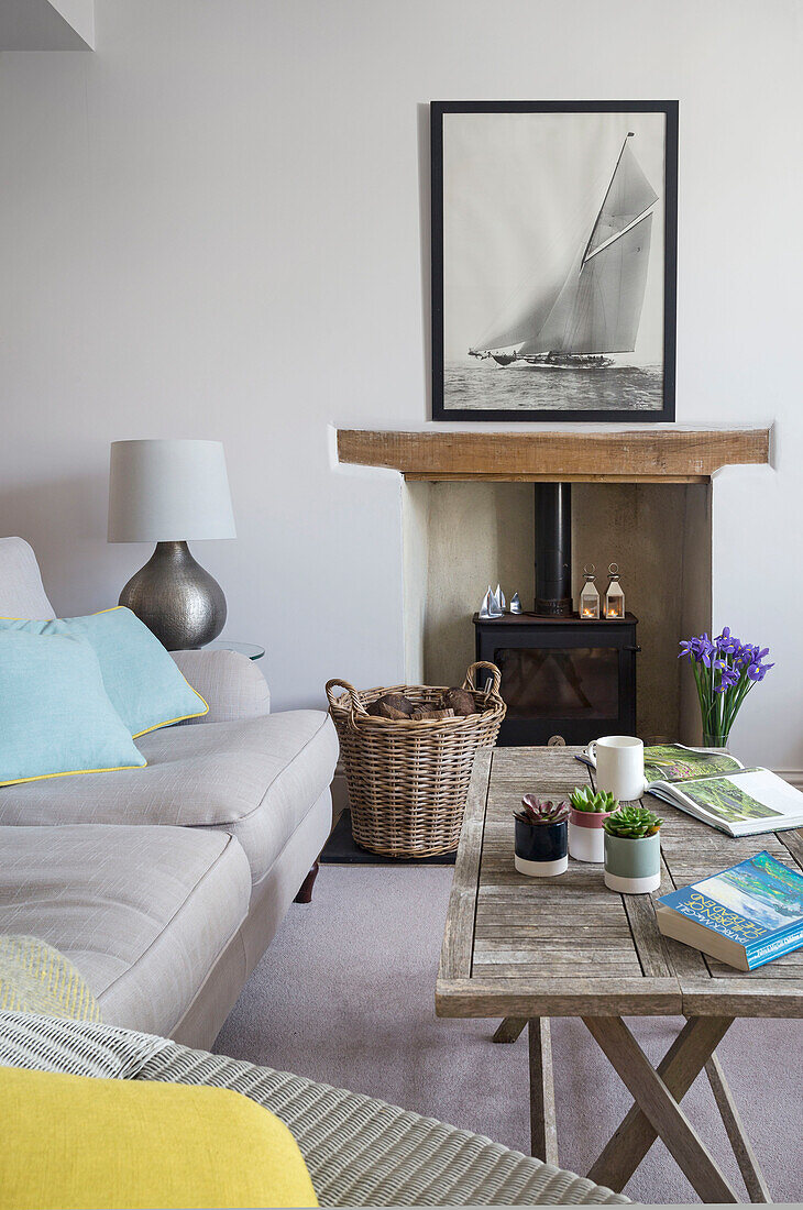 Schwarz-Weiß-Druck über dem Kamin im Wohnzimmer eines Hauses in Dartmouth, Devon, Großbritannien