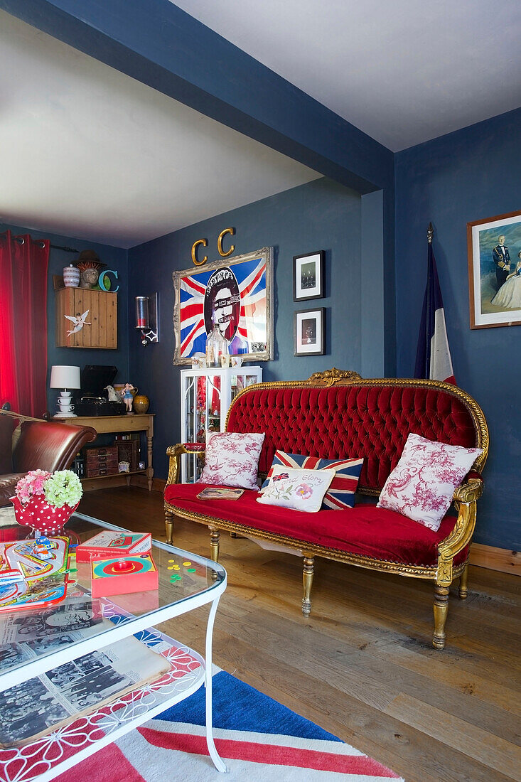 Upcyceltes Sofa und gerahmter Union Jack in einem Haus in Tenterden, Kent, Großbritannien