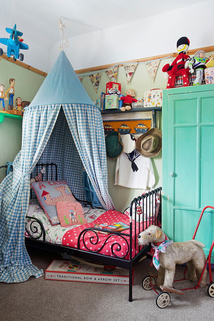 Jungenzimmer mit kleinem schmiedeeisernen Bett in einem Haus in Tenterden, Kent, UK