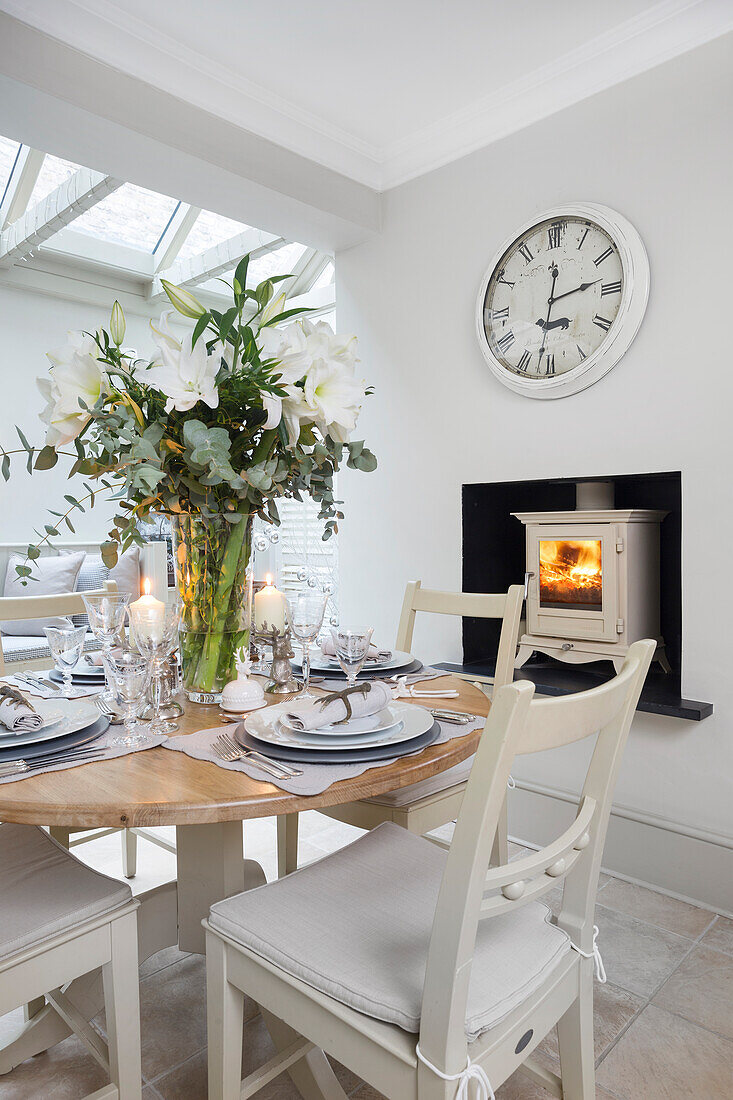 Winterlilien auf einem für das Weihnachtsessen gedeckten Tisch in einem Londoner Haus UK