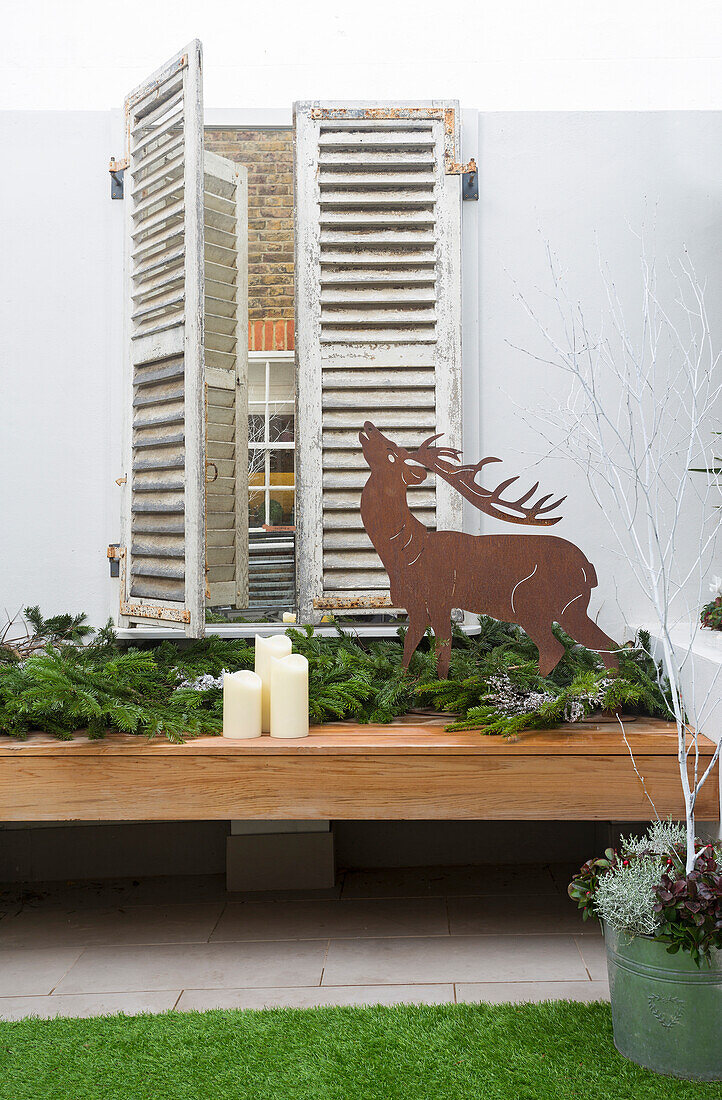 Rentierschmuck und Fensterläden in einem Haus in London UK