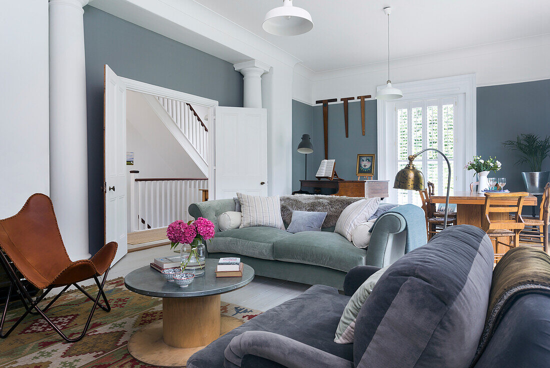 Chesterfield-Sofa mit Liebessitz aus Samt und Kabeltrommeltisch aus Zink im Südsee-Wohnzimmer in Großbritannien