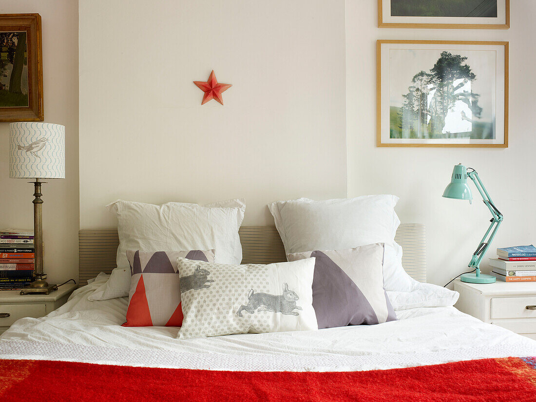 Tiermotive auf Möbeln auf dem Bett mit roter Decke in einem Londoner Haus England UK