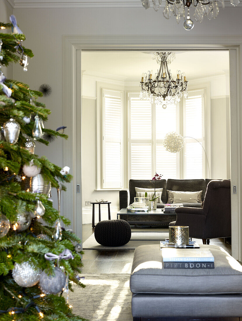 London home England UKWeihnachtsbaum im Doppelwohnzimmer mit grauen Möbeln in London home England UK
