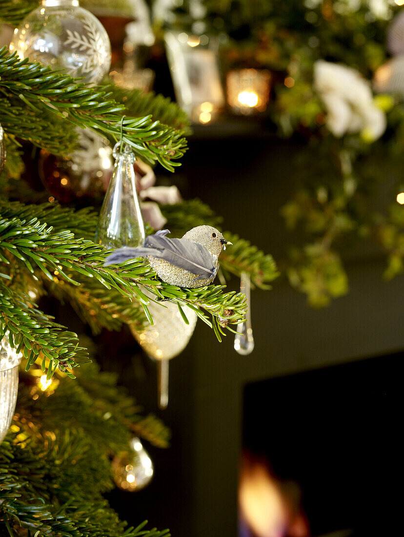 Vogelornament und Glaskugeln am Weihnachtsbaum in einem Londoner Haus England UK