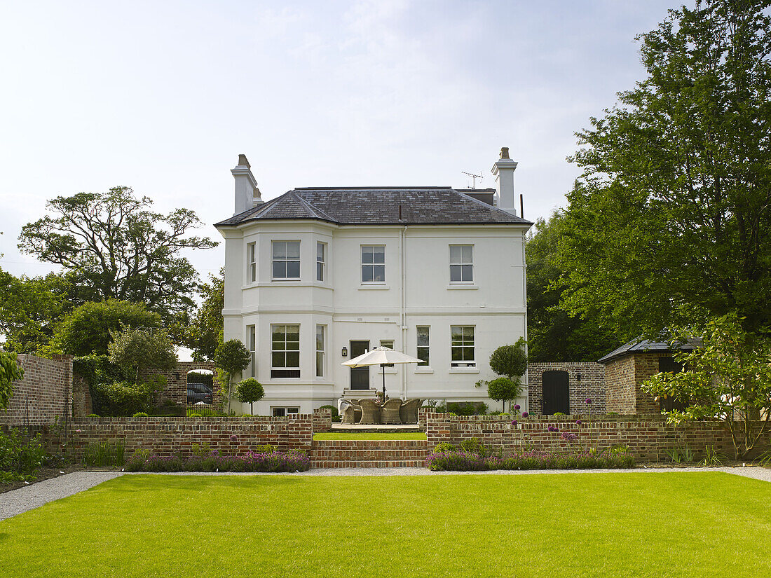 Weißes freistehendes Haus in East Sussex mit Rasenfläche England UK