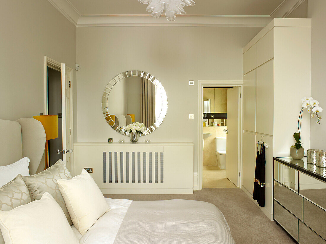 Runder Spiegel mit verspiegelter Anrichte im Schlafzimmer eines Stadthauses in Little Venice, London, England UK