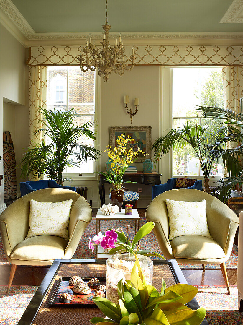 Zwei goldene Sessel mit Zimmerpflanzen in einem Londoner Stadthaus, Vereinigtes Königreich