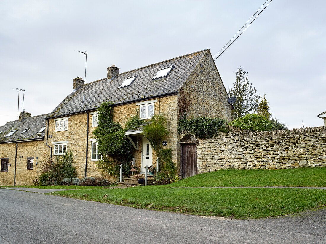 Steinhaus in Oxfordshire mit Kletterpflanzen über der Veranda, England, UK