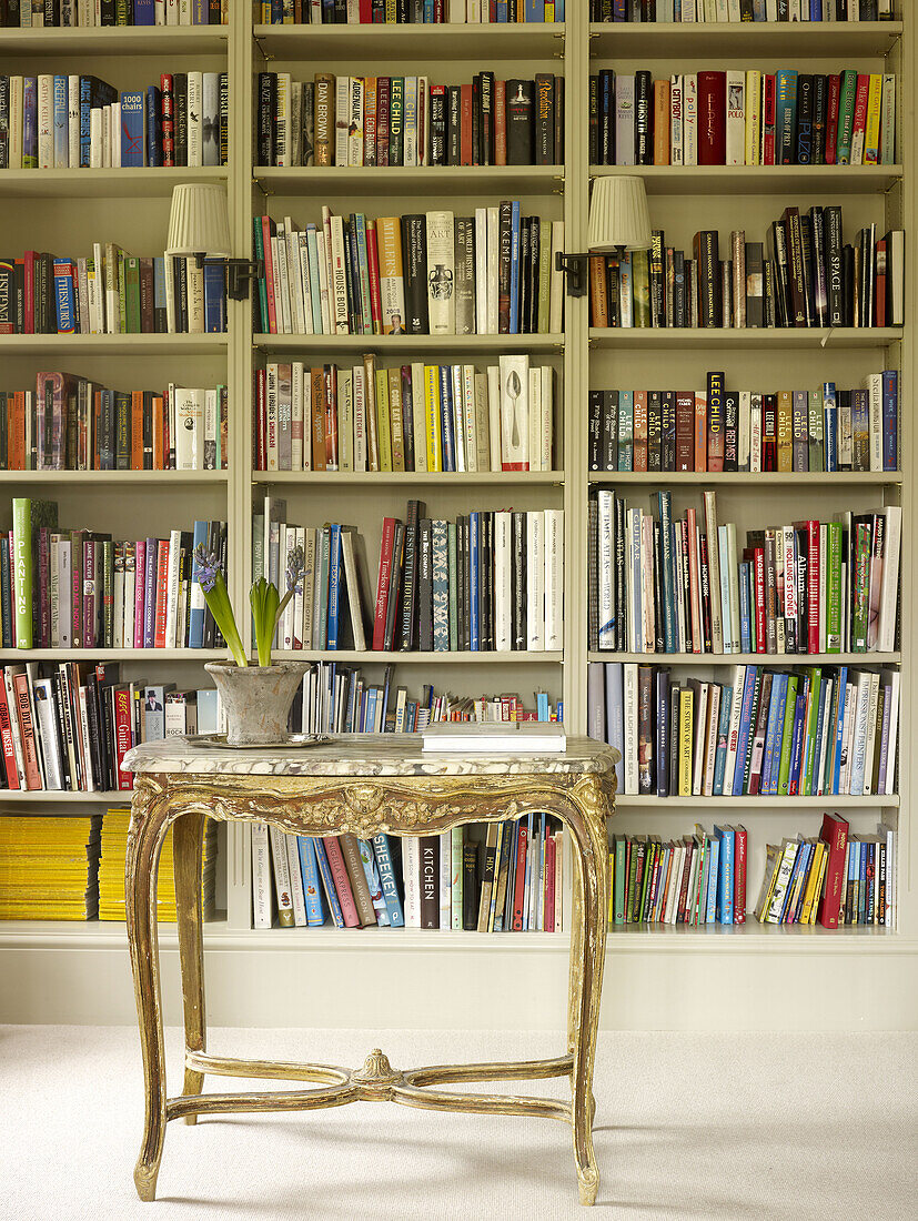 Marmorierter Beistelltisch mit Bücherregal in einem Landhaus in East Sussex, England, Vereinigtes Königreich