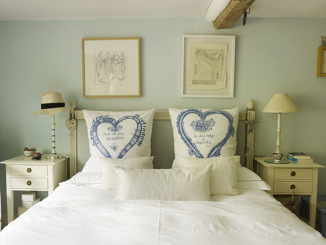 Herzförmiges Muster auf Kissen auf einem Doppelbett in einem Haus in Nottinghamshire, England, UK
