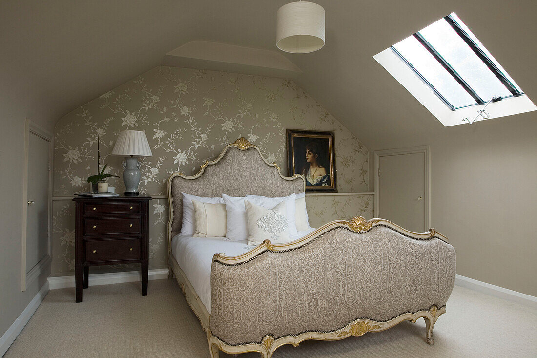 Altmodisches Bett im umgebauten Dachgeschoss eines Londoner Hauses UK