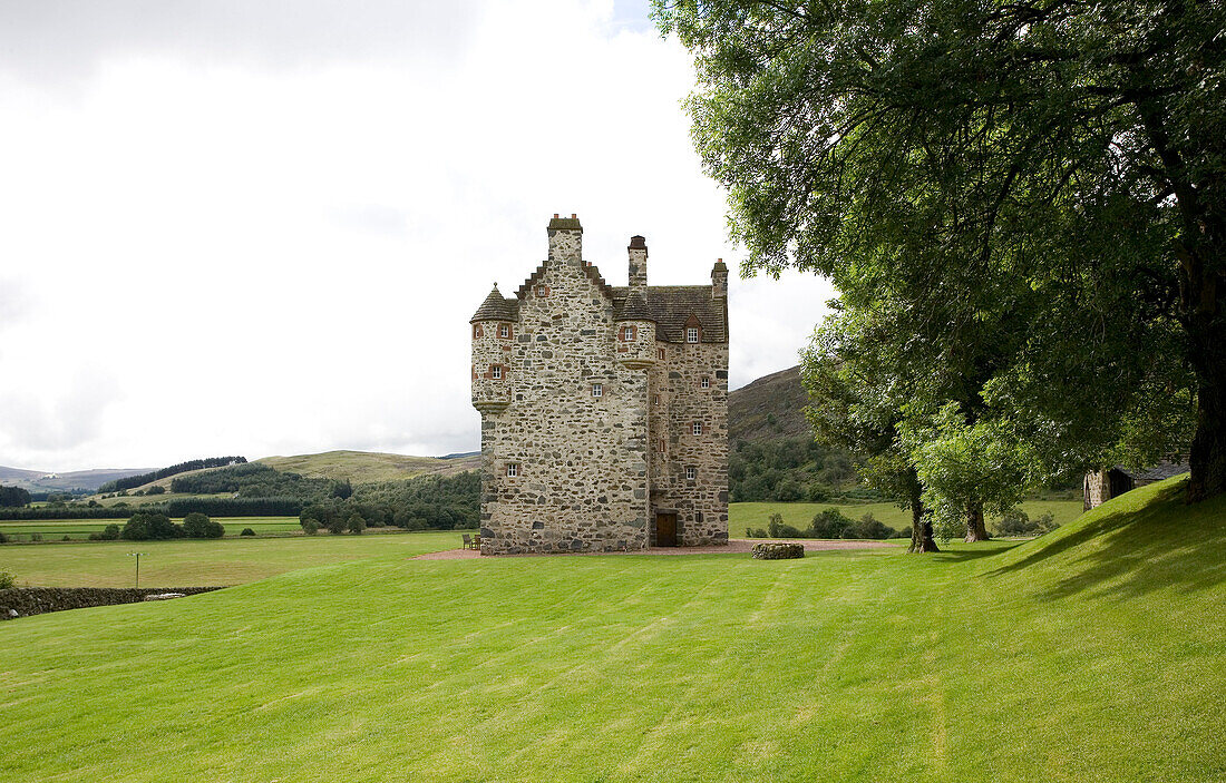 Außenansicht eines Steinschlosses mit Rasen Schottland UK