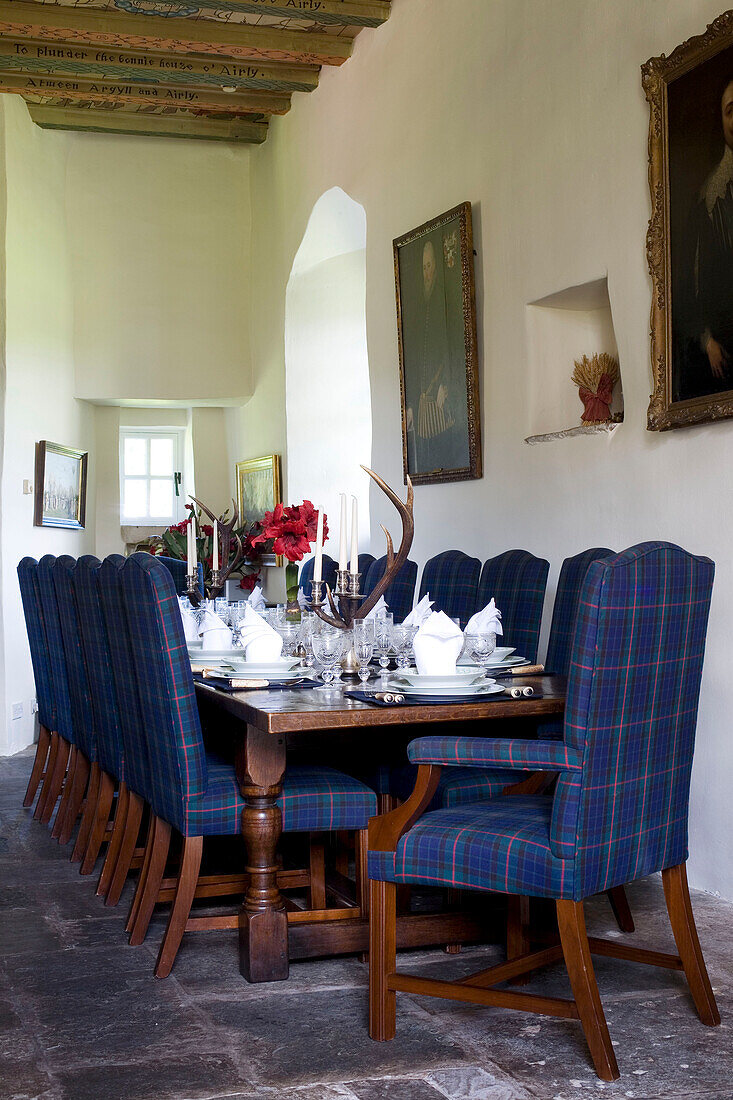 Blaue Schottenkaro-Esszimmerstühle am gedeckten Tisch in einem schottischen Haus UK