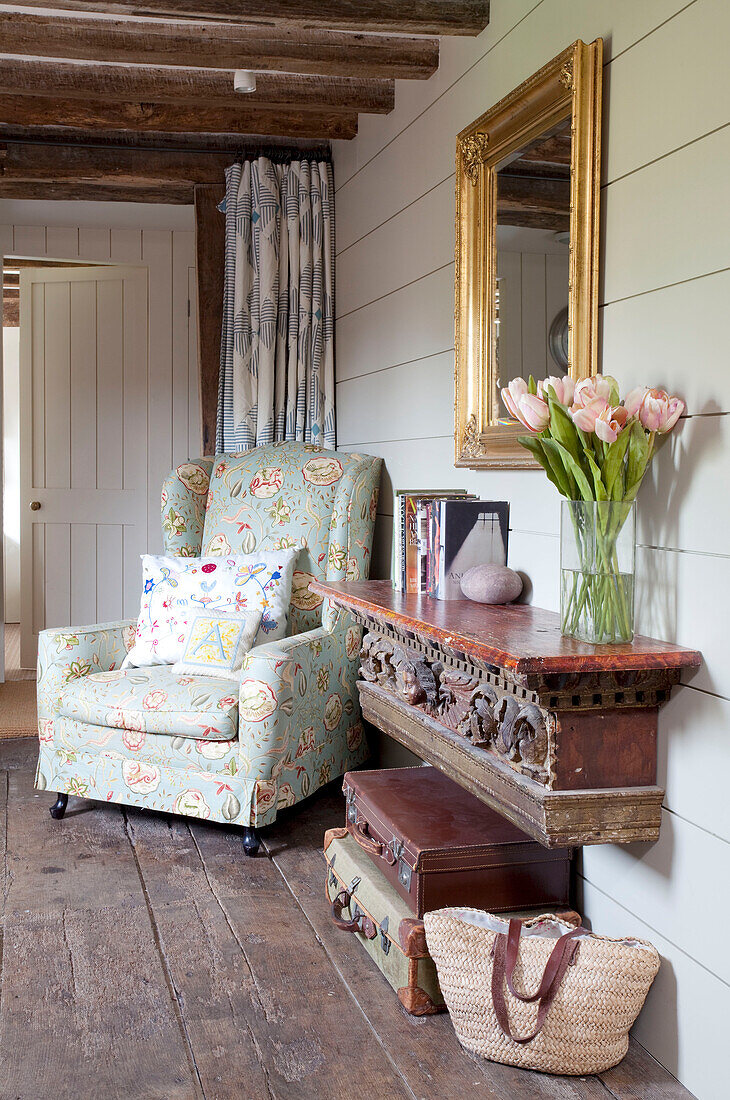 Sessel mit Blumenmuster und architektonische Überbleibsel in einem Fachwerkhaus in Kent, England, Vereinigtes Königreich