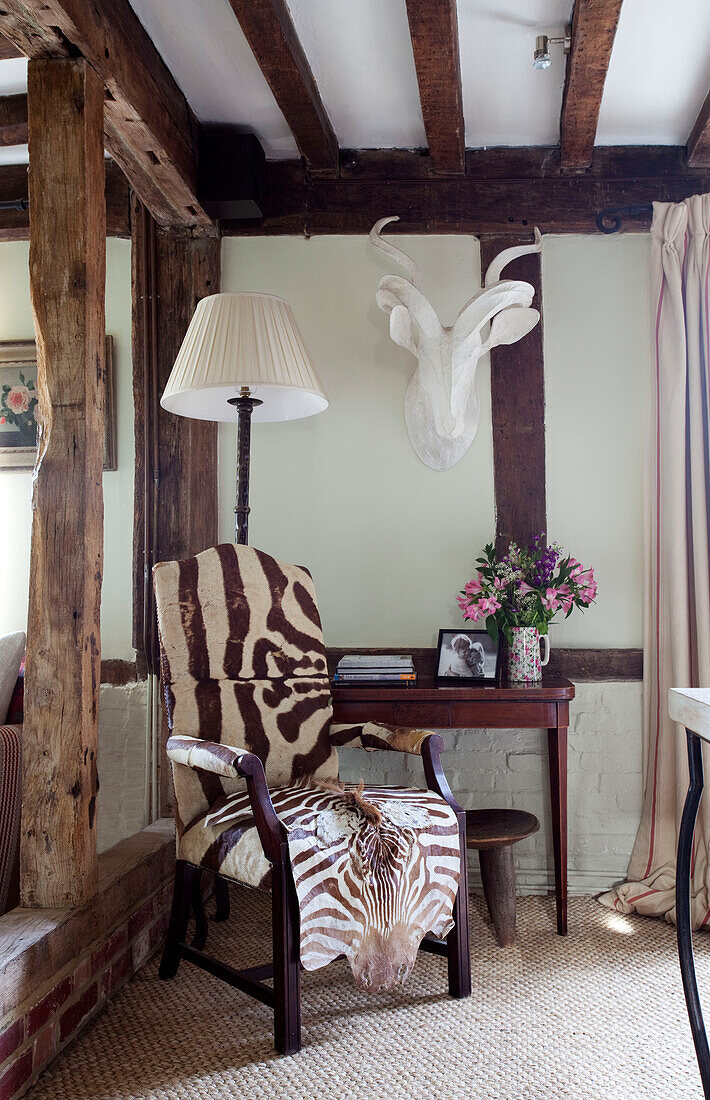Mit Tiermotiven bedeckter Stuhl in einem Fachwerkhaus, Kent, England, UK