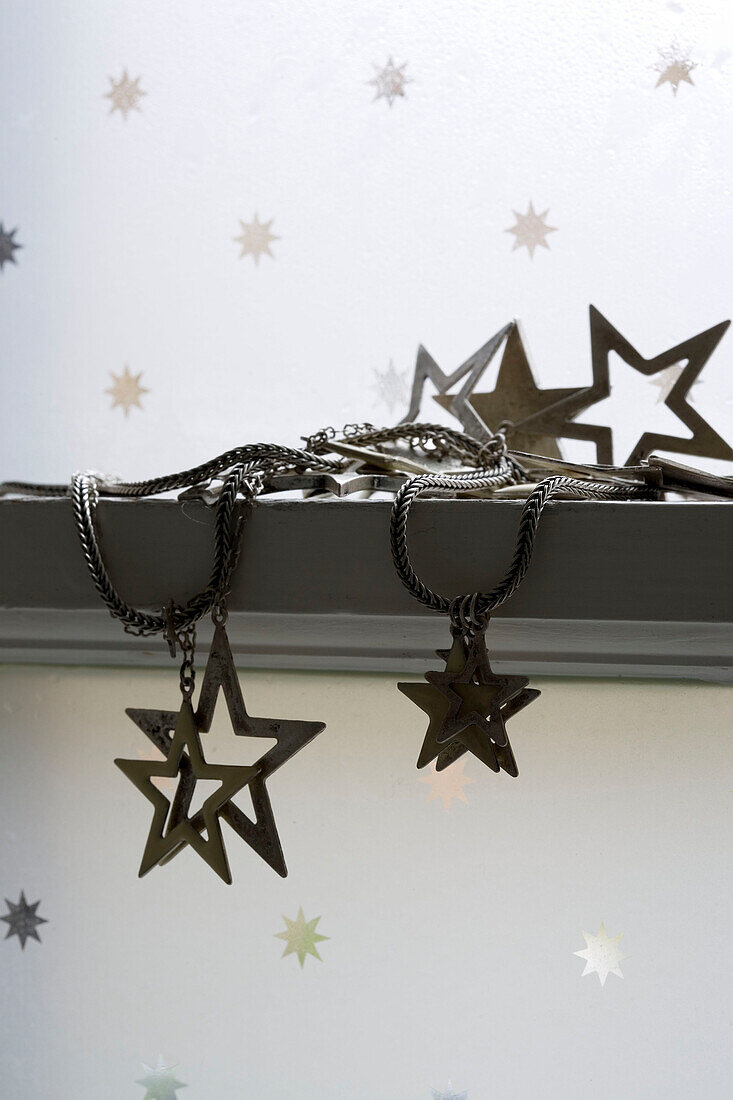 Sternförmige Ornamente an einer Metallkette in einem Londoner Haus UK