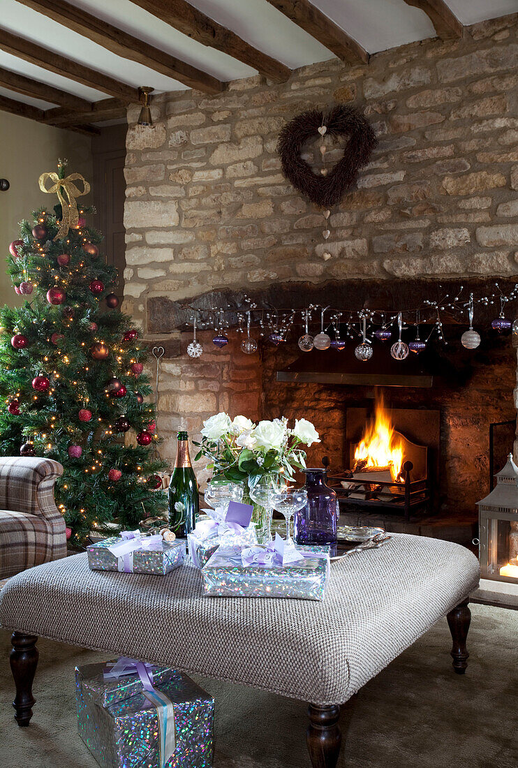 Champagnergläser und Geschenke in einem Haus in den Cotswolds, Großbritannien