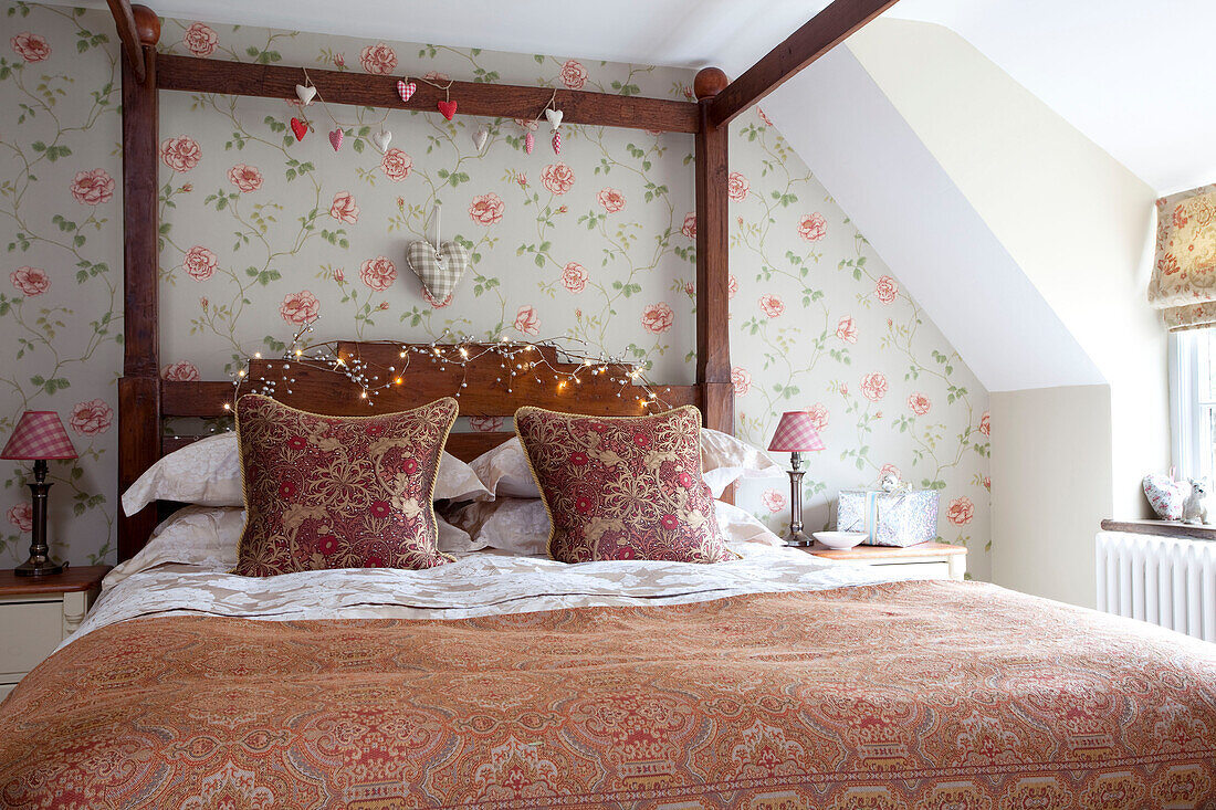 Blumenkissen auf einem Bett in einem Haus in den Cotswolds UK