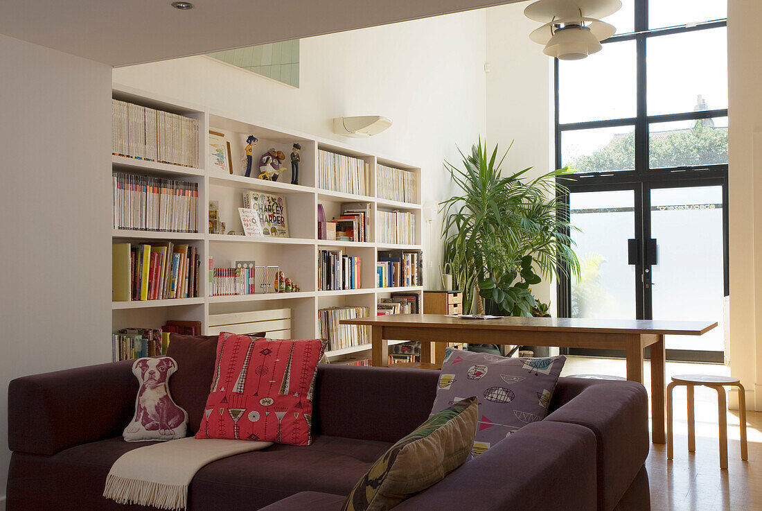 Offene Bibliothek und Wohnzimmer mit Blick auf Hintertüren London UK