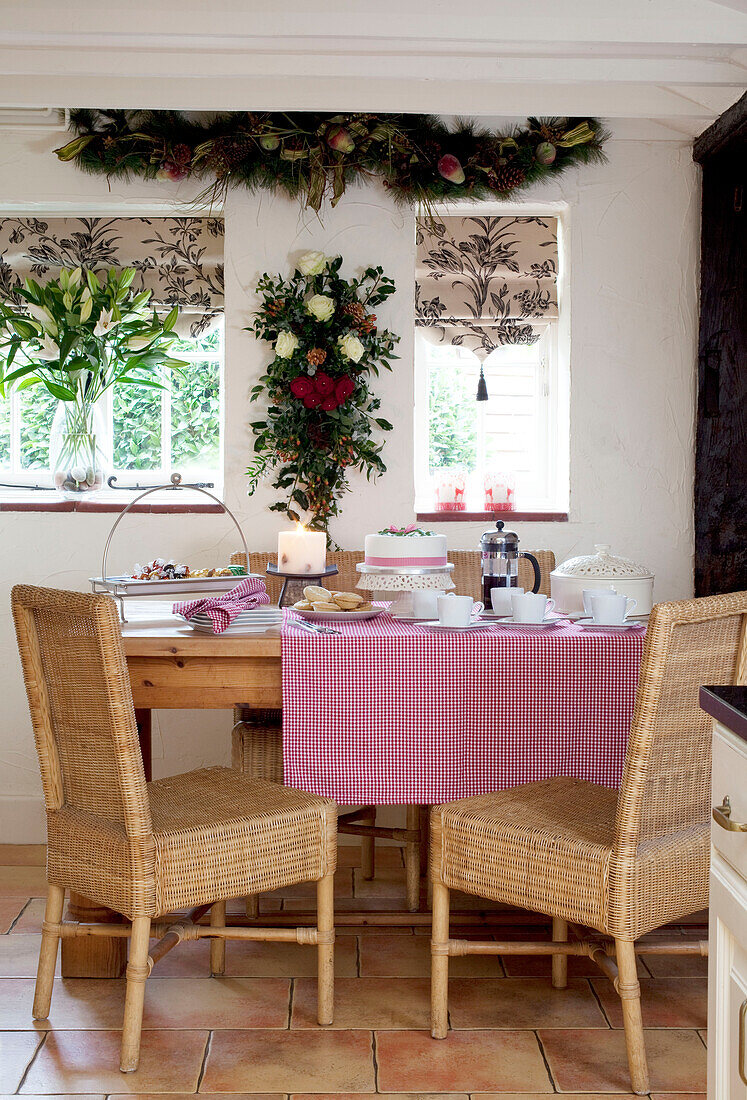 Kuchen und Kaffee auf einem Tisch in einem Haus in Sussex UK
