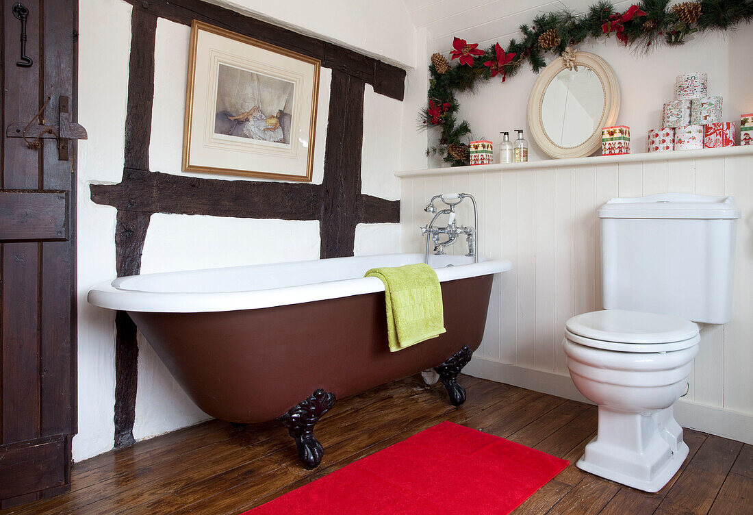 Freistehende Badewanne in einem Fachwerkhaus in Sussex England