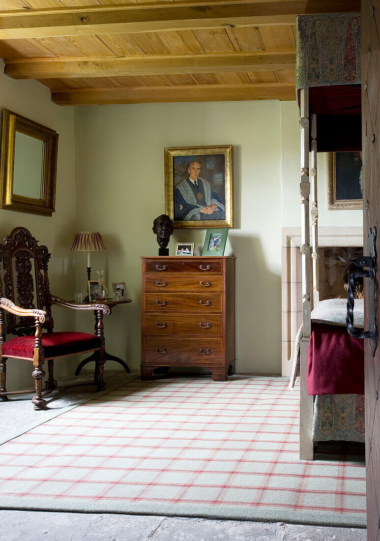 Geschnitzter Stuhl und Holzkommode im Schlafzimmer eines schottischen Hauses UK