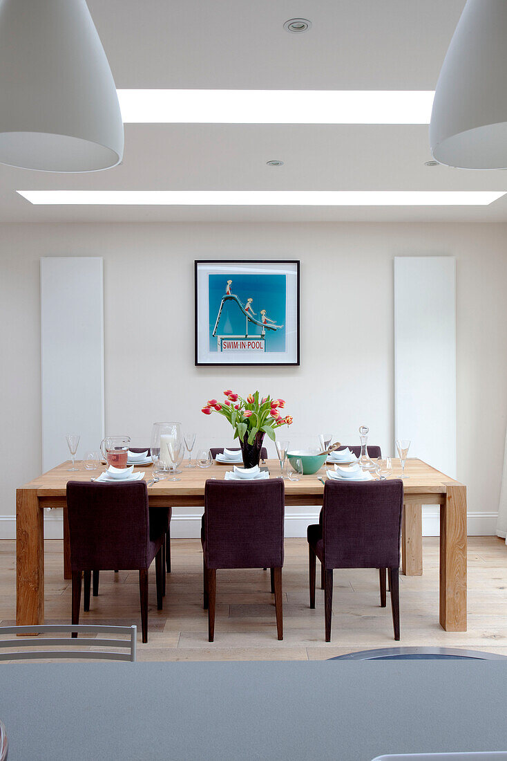 Braune Esszimmerstühle am Tisch im Anbau eines Londoner Hauses, UK