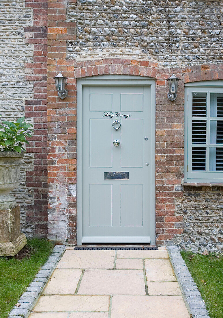 Hellgrüne Eingangstür und Weg zum Haus in Wepham, Sussex, Großbritannien