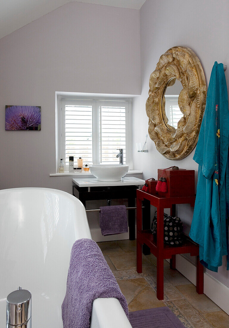 Freistehende Badewanne in einem Haus in Wepham, Sussex, Großbritannien