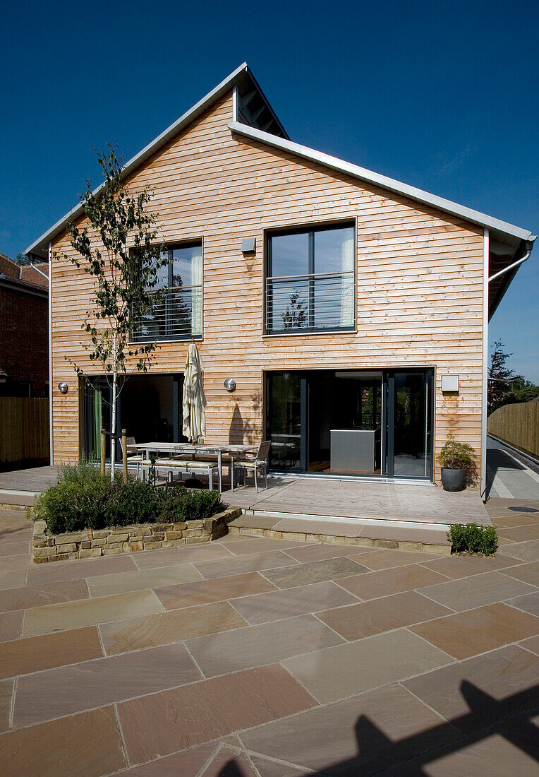 Moderner gepflasterter Außenbereich eines Hauses in Newmarket, Suffolk, Großbritannien
