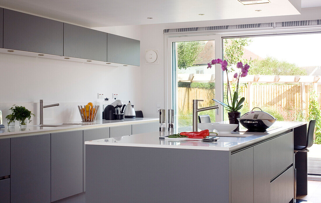 Moderne graue Küche in einem Haus in Newmarket, Suffolk UK
