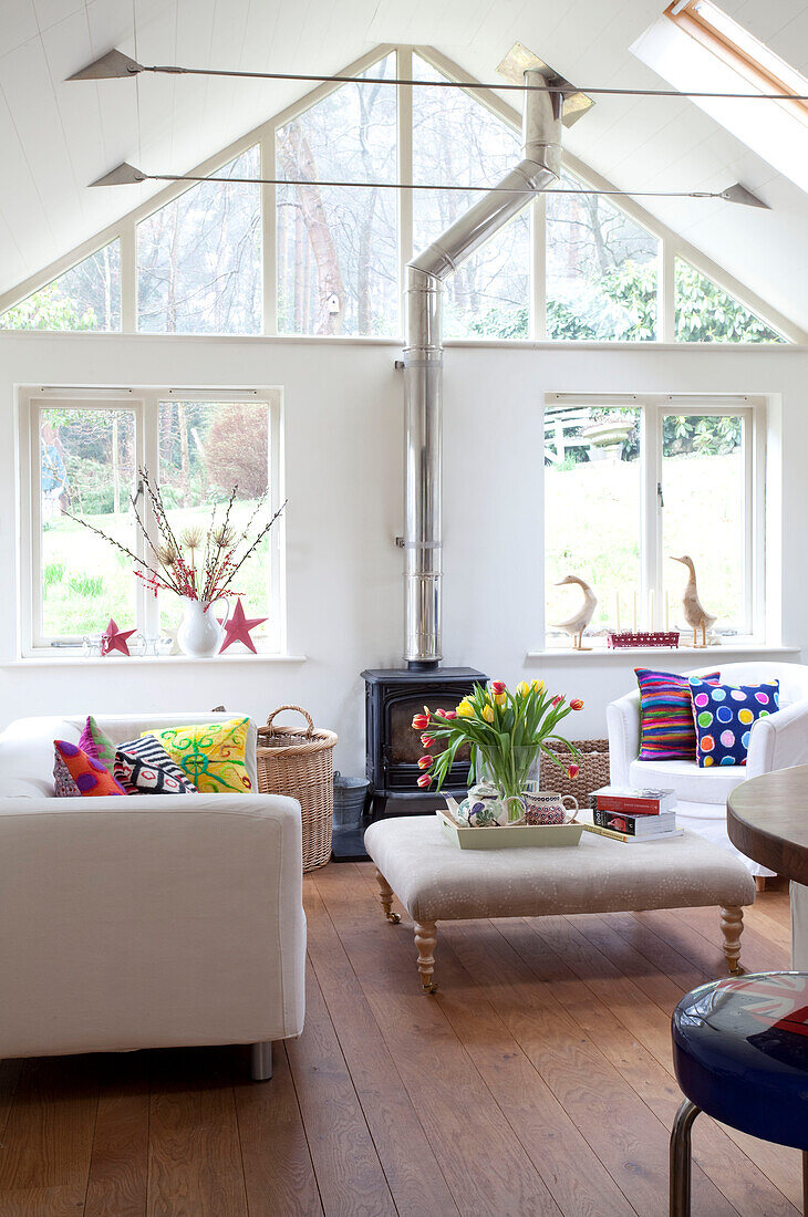 Wohnzimmer mit Holzofen in Sussex home UK