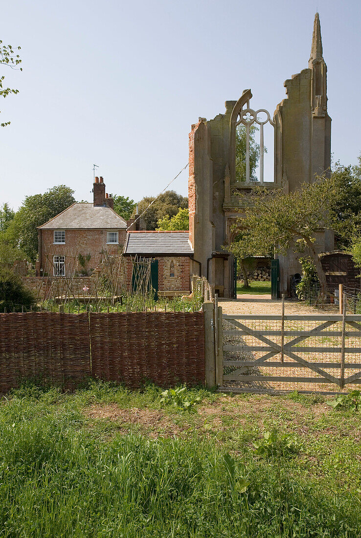 Haus und Ruinen in Suffolk hinter Tor und Zaun UK