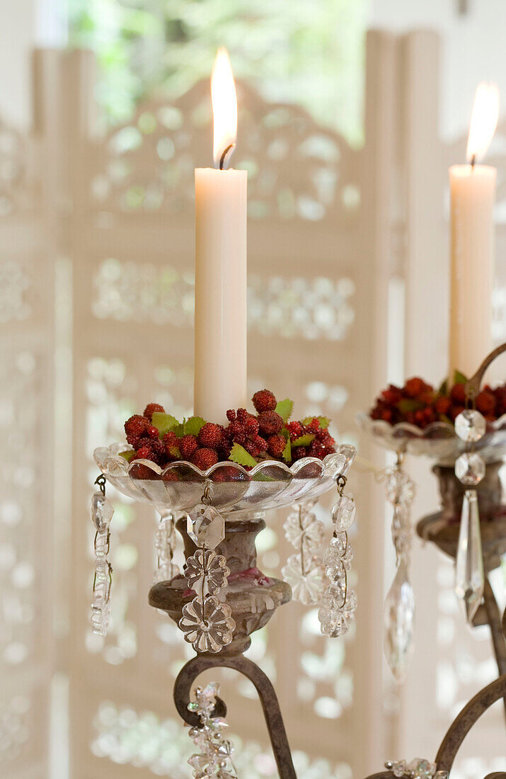 Beleuchtete Kerze und Winterfrüchte in einem Londoner Haus UK