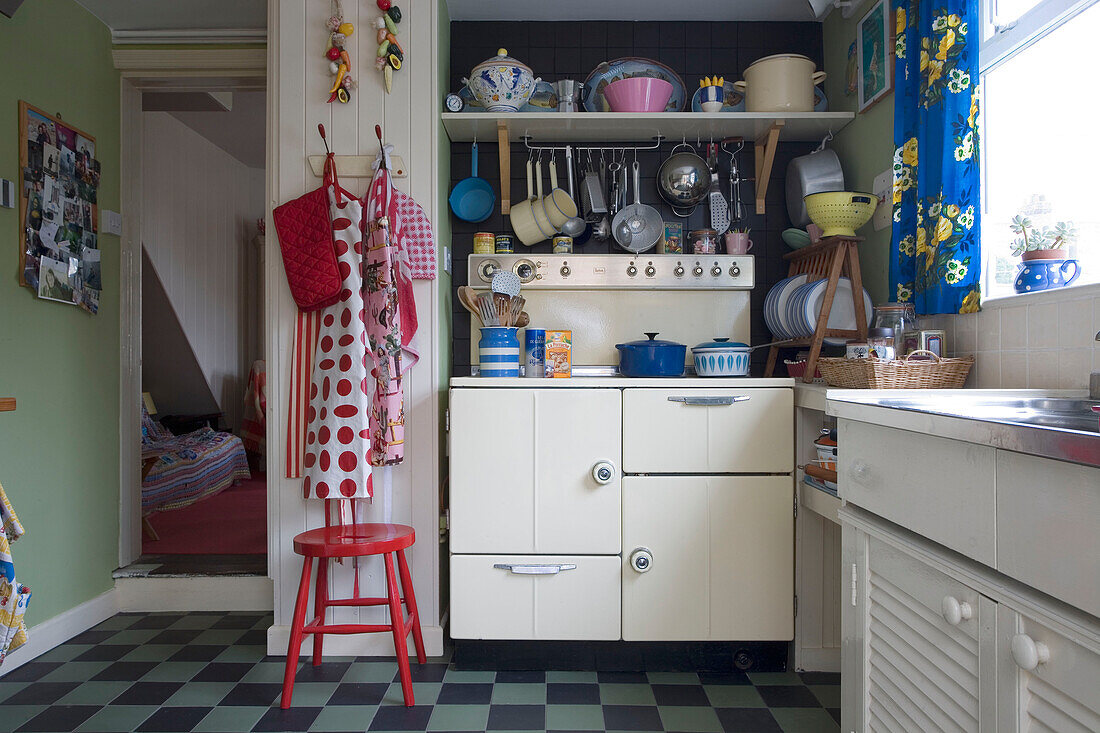 Küche im Stil der 1950er Jahre in einem Haus in Rye, East Sussex, England, Vereinigtes Königreich