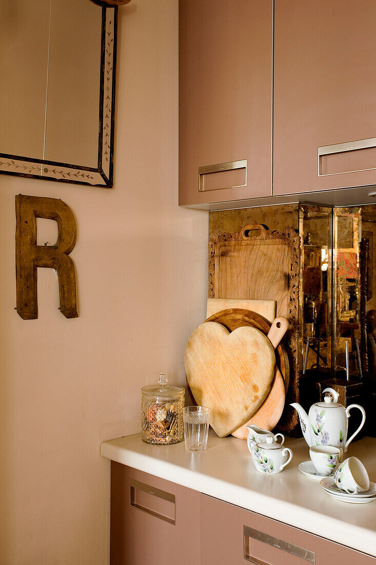 Herzförmige Schneidebretter und Buchstabe R in einer Küche in London UK