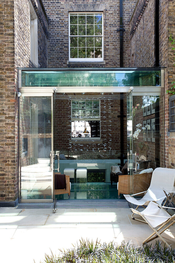 Anbau mit Backsteinmauer und Glasdecke in einem modernen Londoner Stadthaus, UK