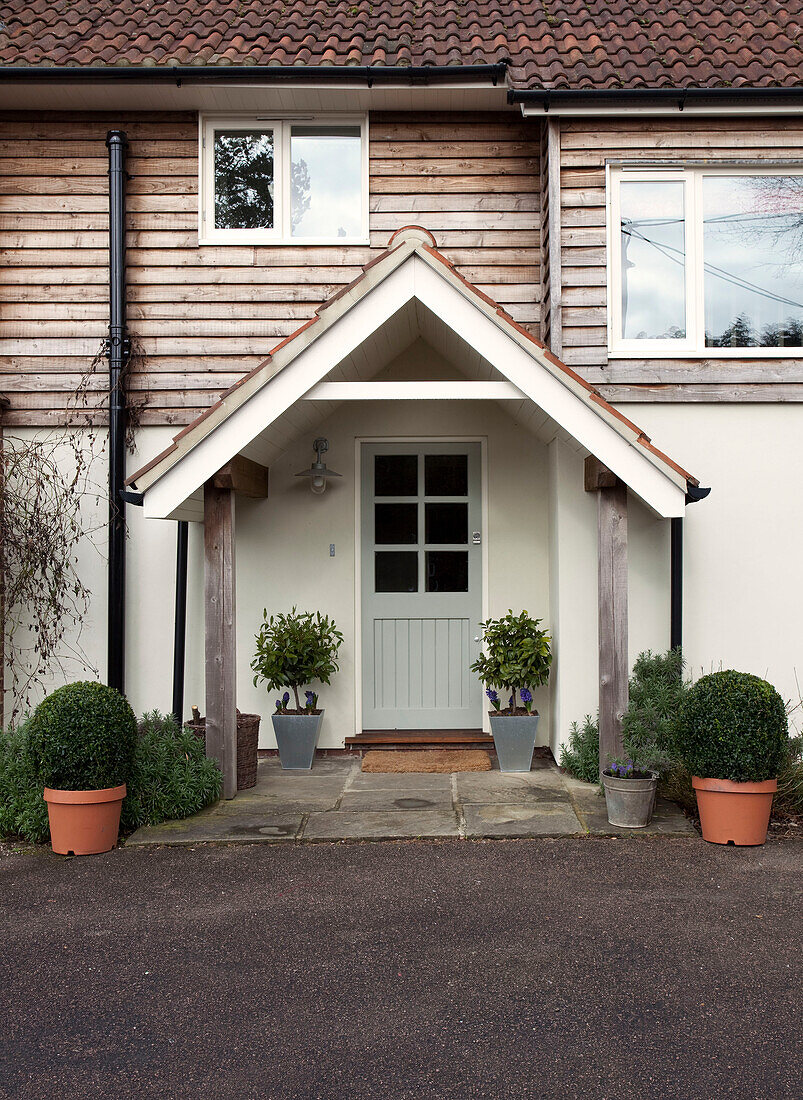 Getäfelter Außenbereich und Veranda eines Hauses in Sussex UK
