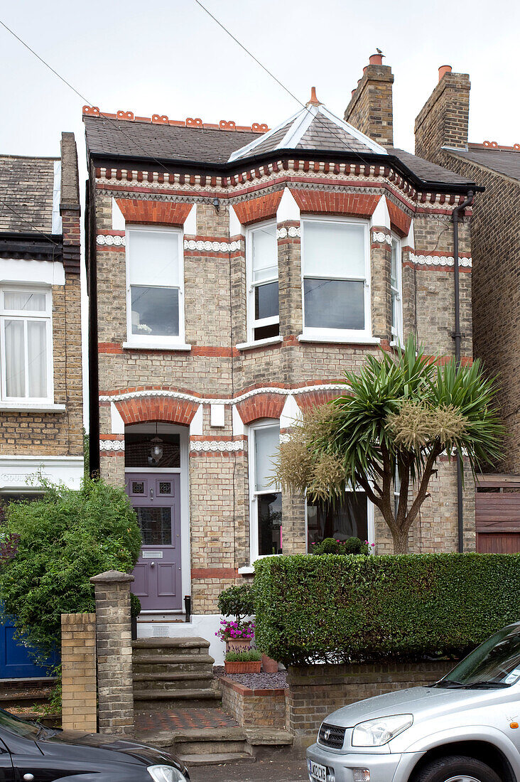 Außenfassade eines Hauses aus Ziegeln und Stein in London, Vereinigtes Königreich