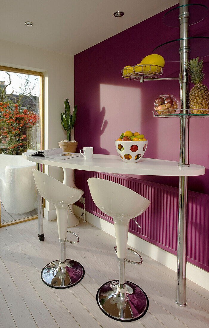 Weiße Barhocker in einer Küche im Retrostil in einem Haus in East Sussex, England, UK