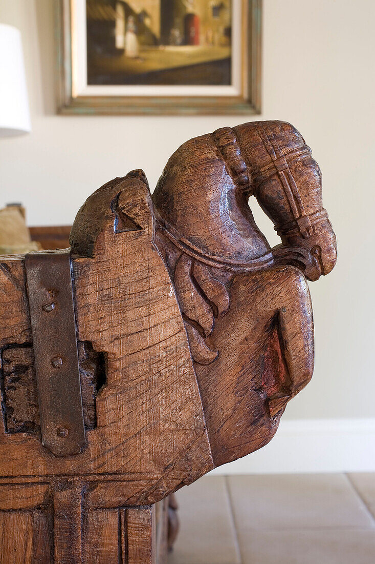 Geschnitztes Holzschaukelpferd in einem Haus in Surrey UK