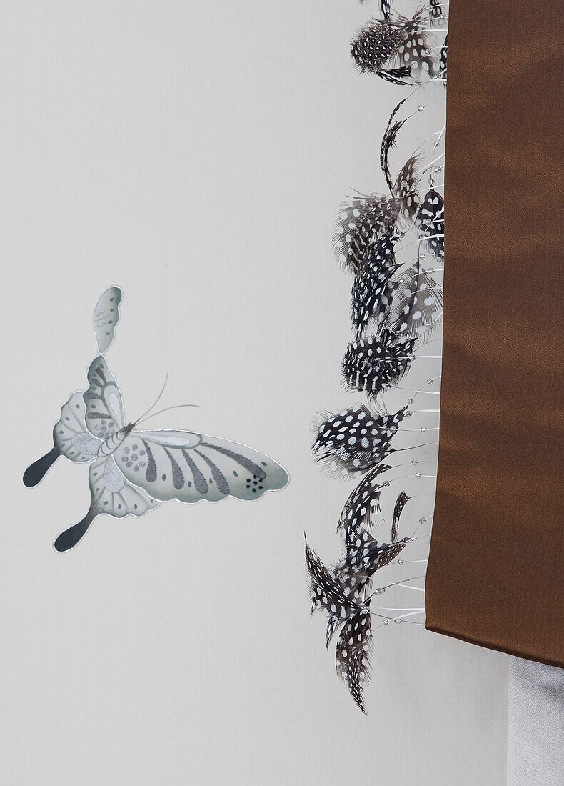 Wanddekoration mit Schmetterlingen und Federn in einem modernen Stadthaus in London, England, UK