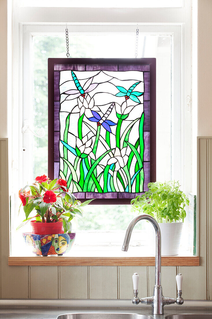 Buntglasfenster über dem Waschbecken mit Zimmerpflanzen in einem Londoner Stadthaus, England, Vereinigtes Königreich
