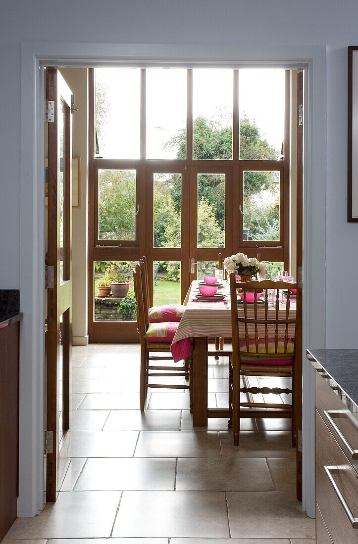Blick durch Flügeltüren in das Esszimmer eines Hauses in Sussex
