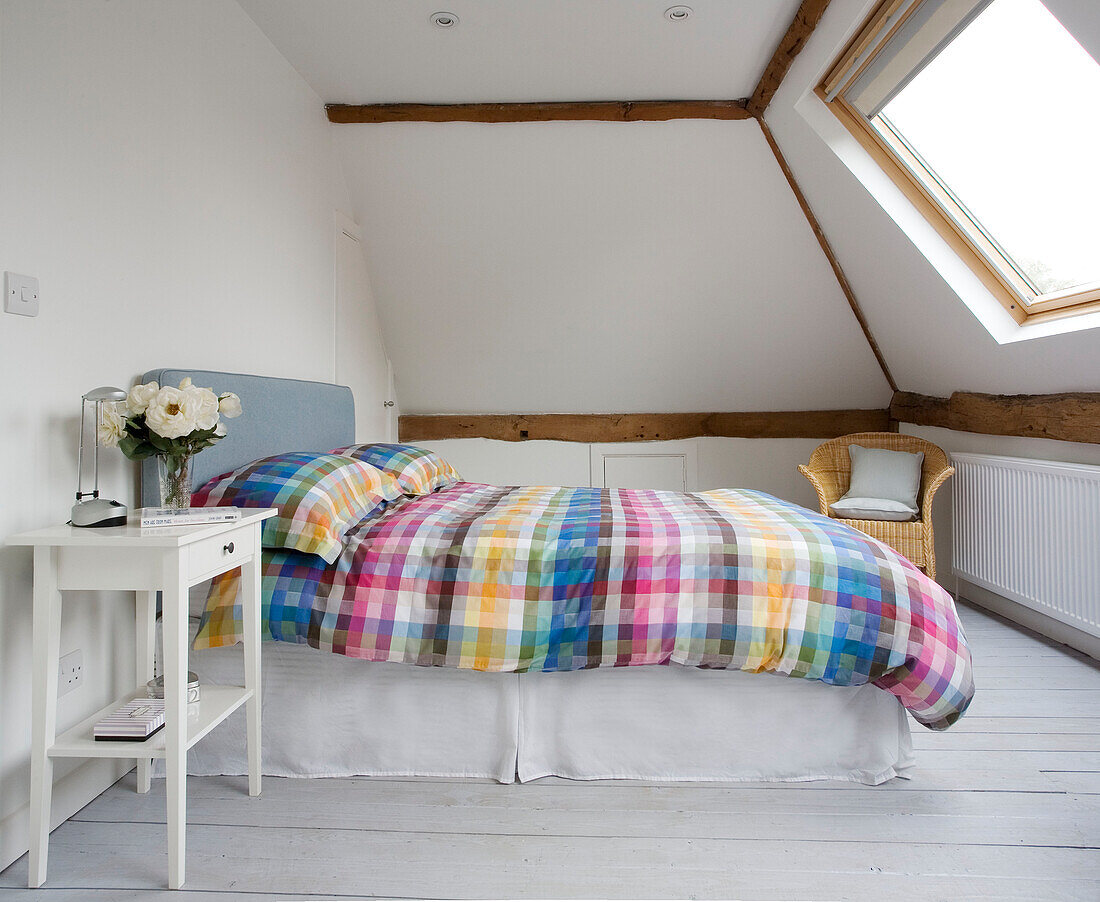 Gemusterte Bettdecke im umgebauten Dachgeschoss eines Hauses in Sussex