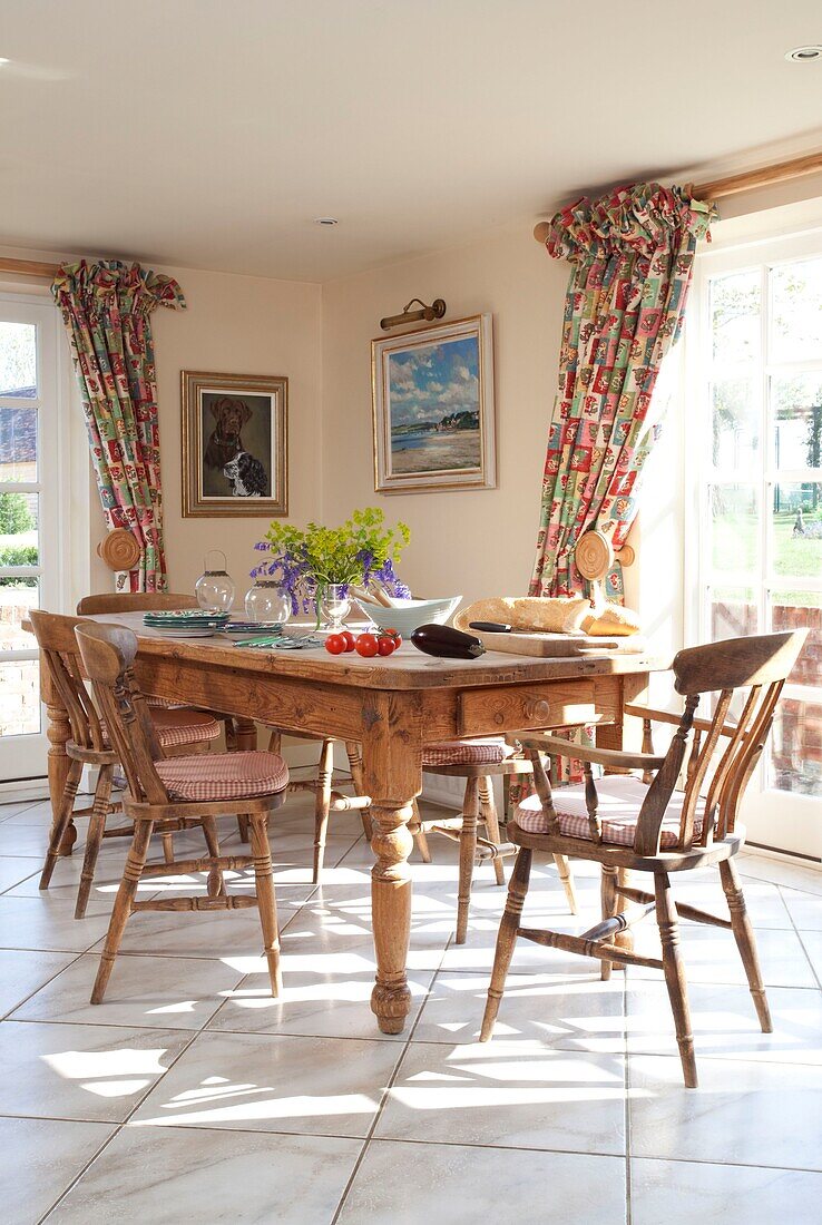 Helle Küche mit Holztisch und -stühlen in einem Landhaus in Kent, England, UK