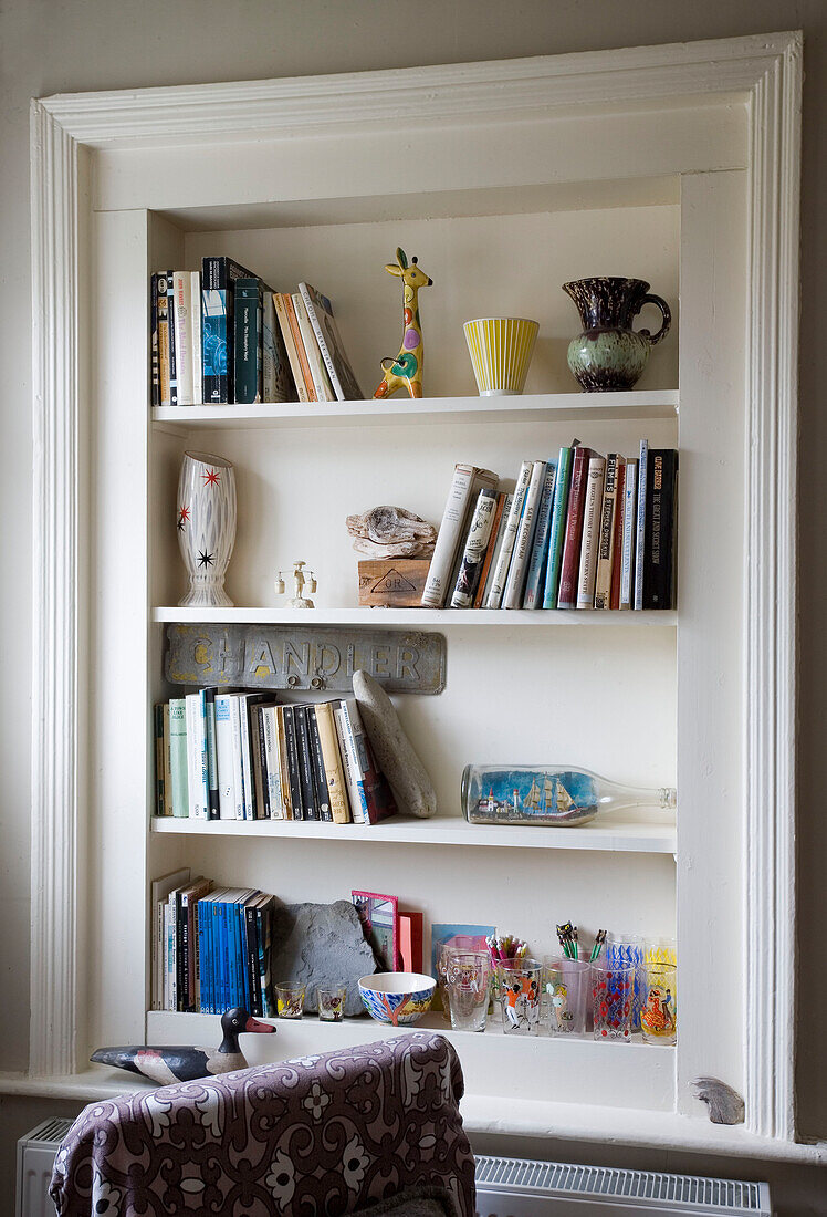 Bücherregal in einem Haus in Rye, East Sussex, England, UK