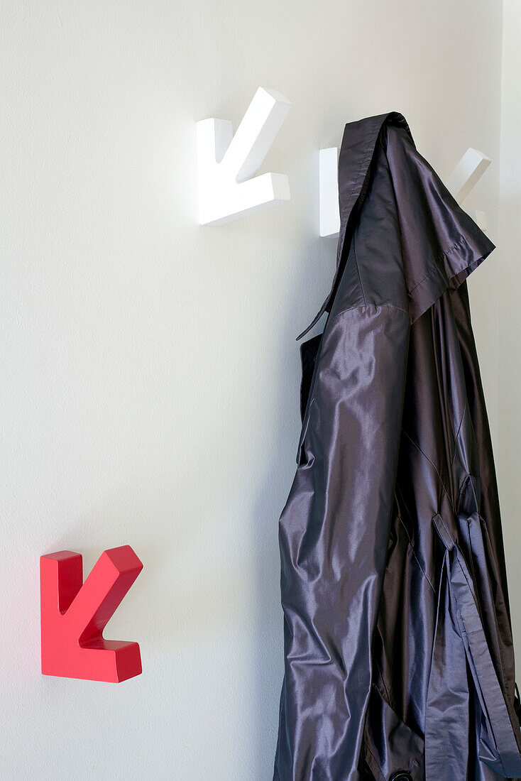 Regenjacke hängt an einem Pfeilhaken in einem Haus in Kent UK