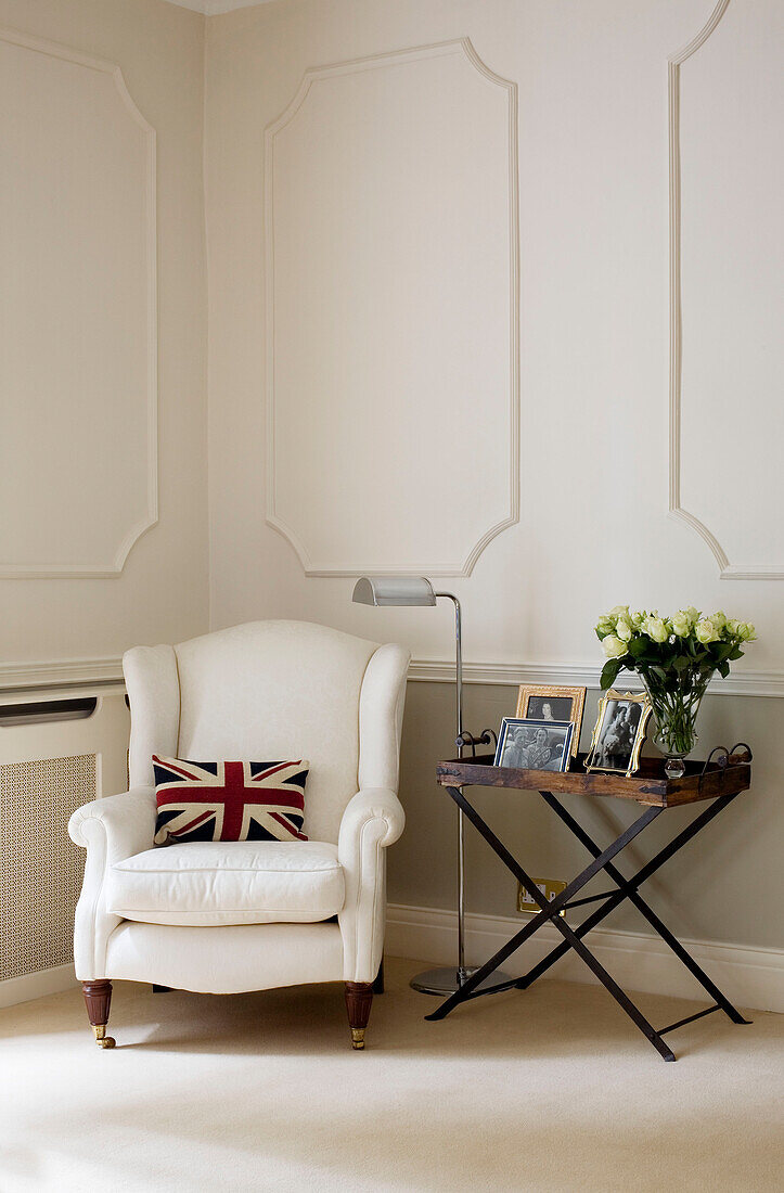 Weißer Sessel mit Union-Jack-Kissen in getäfelter Ecke eines klassischen Hauses in Tyne & Wear, England, UK